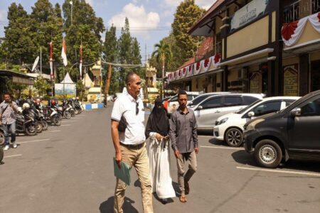 Ayah dan korban bersama Komnas Perlindungan anak melapor ke Polres Lumajang