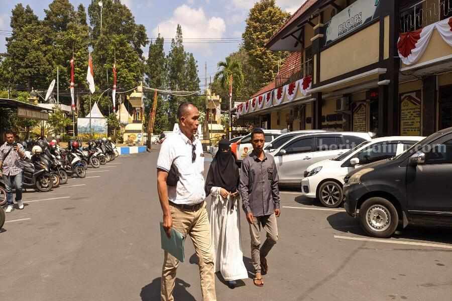 Ayah dan korban bersama Komnas Perlindungan anak melapor ke Polres Lumajang
