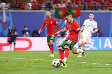 Euro 2024: Preview Pertandingan dan Prediksi Skor Georgia vs Portugal Georgia akan menjamu Portugal dalam pertandingan terakhir Grup F Euro 2024 di Veltins-Arena pada Kamis (27/6/2024) dini hari sekira pukul 02.00 WIB.