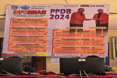 Tahapan PPDB SMAN 2024 yang terpampang di SMAN 10 Surabaya
