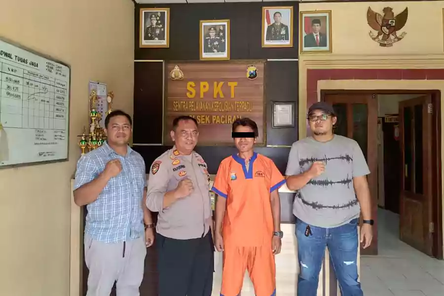 Pelaku pencabulan anak di bawah umur masih bisa tersenyum saat diamankan oleh Polsek Paciran.