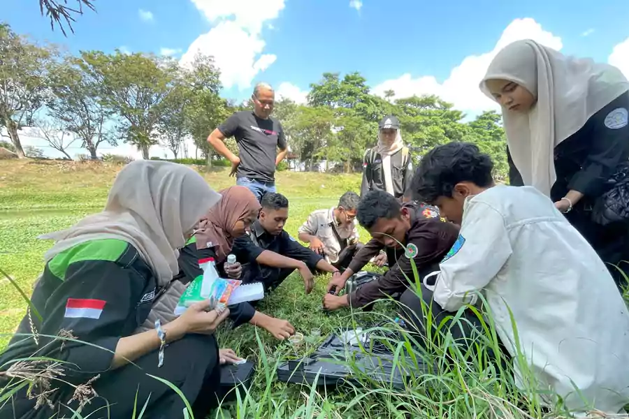 Proses pengujian air di Kali Song Tulungagung.