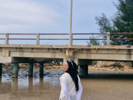 Menikmati Keindahan Sunset di Pantai Dermaga Tuban Dengan Pasir Putih Menikmati Keindahan Sunset di Pantai Dermaga Tuban Dengan Pasir Putih