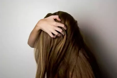 Ilustrasi tanda-tanda penuaan pada rambut. (Bennie Lukas Bester/pexels.com)
