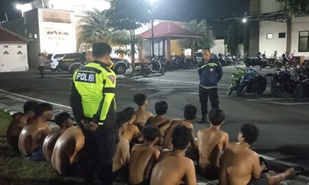 Polres Jombang Bekuk Belasan Remaja Sedang Pesta Miras foto beritajatim