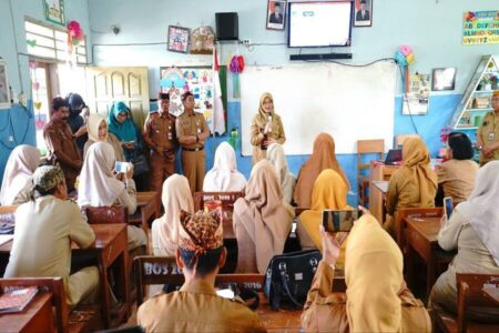 Bupati Banyuwangi Ipuk Fiestiandani bersama Kepala Dinas Pendidikan Suratno saat memberikan pengarahan kepada puluhan guru SD dan SMP di sela kegiatan Bunga Desa (Bupati Ngantor di Desa) di SDN 1 Pesanggaran di Desa Pesanggaran, Kecamatan Pesanggaran. (rin)