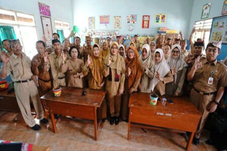 Bupati Banyuwangi Ipuk Fiestiandani berfoto bersama usai memberikan pengarahan kepada puluhan guru SD dan SMP di sela kegiatan Bunga Desa di SDN 1 Pesanggaran, Kecamatan Pesanggaran. (rin)