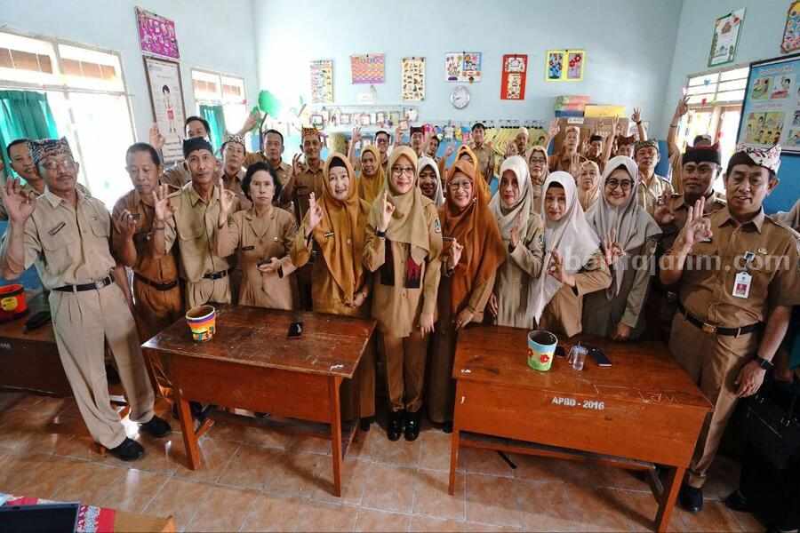 Bupati Banyuwangi Ipuk Fiestiandani berfoto bersama usai memberikan pengarahan kepada puluhan guru SD dan SMP di sela kegiatan Bunga Desa di SDN 1 Pesanggaran, Kecamatan Pesanggaran. (rin)