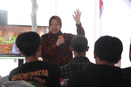 Mensos Risma Berikan Bantuan Untuk PENA MUDA di Lebak