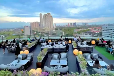 Rekomendasi Rooftop Bar di Surabaya yang Cocok Untuk Nyore Santai Soirèe Rooftop Bar, rekomendasi tempat nyore santai di Kota Surabaya. (Instagram/ soireerooftopbar)