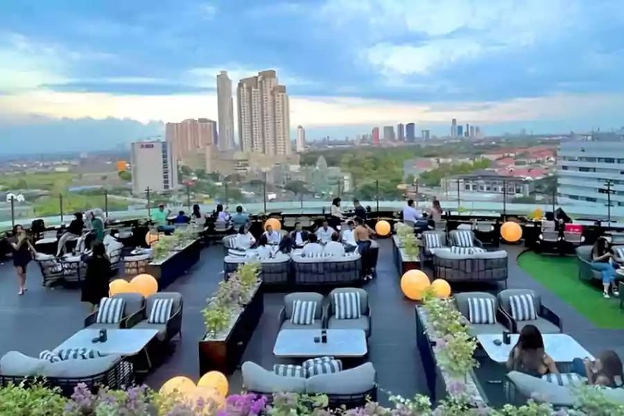 Soirèe Rooftop Bar, rekomendasi tempat nyore santai di Kota Surabaya. (Instagram/ soireerooftopbar)