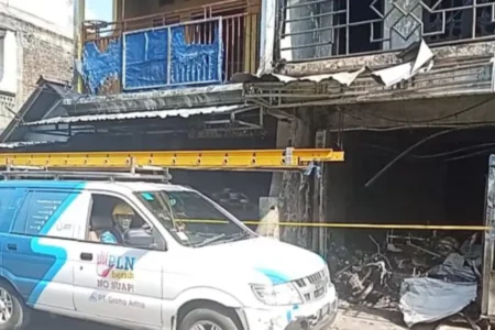 Pom Mini di Kediri Terbakar, Hanguskan Tiga Ruko foto beritajatim