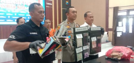 Kronologi Polres Blitar Gagalkan Peredaran Sabu Senilai Rp1,5 Miliar Wakapolres Blitar Kota Kompol I Gede Suartika saat rilis kasus narkoba, Senin (24/06/2024). (Foto : Winanto/beritajatim.com)