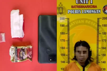 Terduga pelaku pengedar narkotika jenis sabu beserta barang bukti yang berhasil diamankan Polres Lamongan.