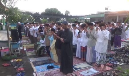 Ratusan Jemaah Ikuti Salat Iduladha di Masjid DDII Jombang foto beritajatim