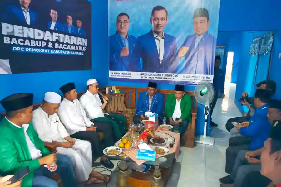 Gus Mamak dan Haji Ab saat mendatangi kantor DPC Demokrat.