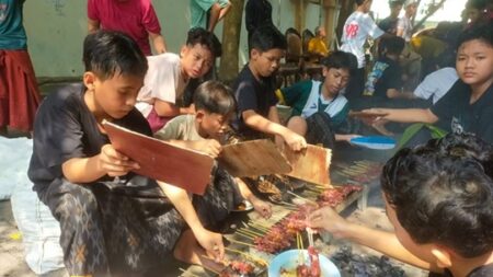 Santri Tebuireng Jombang Bakar Sate Berjamaah foto beritajatim