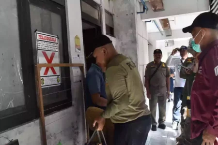 21 Kamar di Rusun Romokalisari Dikosongkan, Warga Surabaya Disebut Banyak Nunggak Sewa Petugas Satpol PP Surabaya sedang menyegel kamar Rusun Romokalisari.