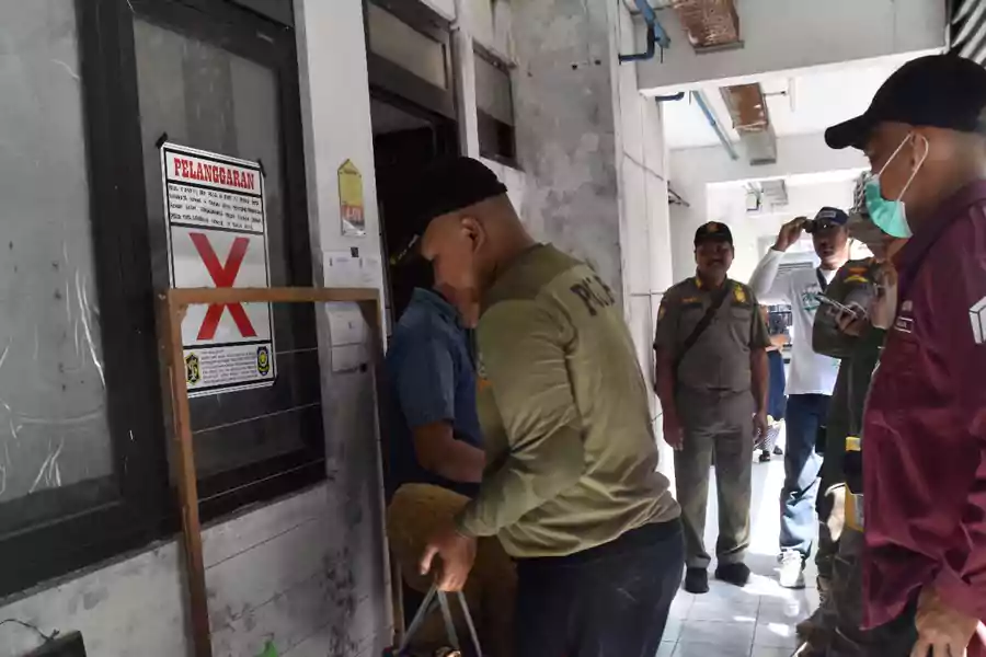 Petugas Satpol PP Surabaya sedang menyegel kamar Rusun Romokalisari.