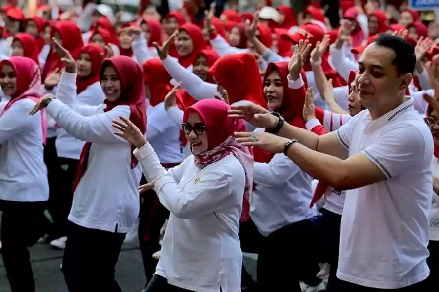 Senam Sehat Eri Cahyadi Bersama Masyarakat Surabaya (dok. Ist for beritajatim.com)