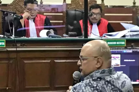 Bantah Suap Eko Darmanto, Irwan Mussry: Kalau Saya Niat, Buat Apa Pakai Rekening Saya Irwan Daniel Mussry saat sidang kasus gratifikasi Bea Cukai Yogyakarta.