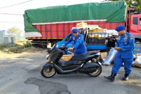 Polisi Situbondo Geledah Barang Bawaan Penumpang Tujuan Kepulauan Madura Polisi Situbondo Geledah Barang Bawaan Penumpang Tujuan Kepulauan Madura