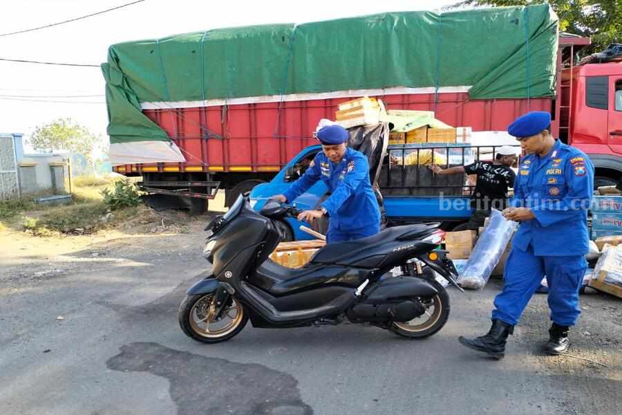 Polisi Situbondo Geledah Barang Bawaan Penumpang Tujuan Kepulauan Madura