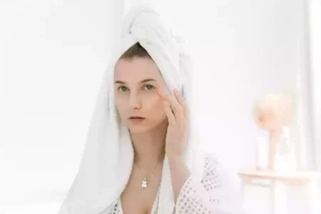 Ilustrasi basic skincare untuk atasi bruntusan. (Pexels/KATRIN BOLOVTSOVA)
