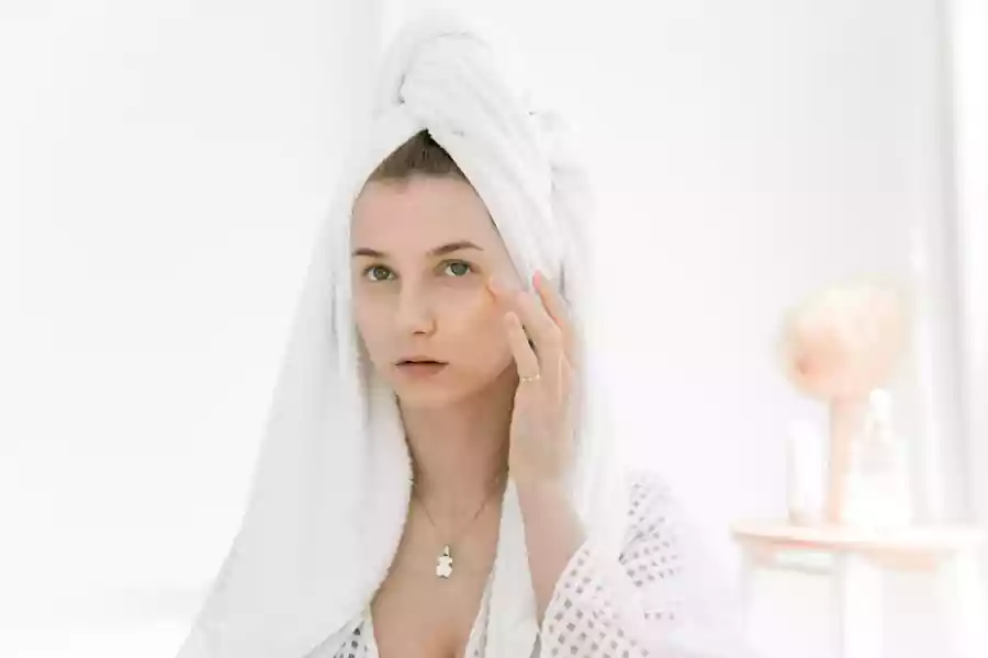 Ilustrasi basic skincare untuk atasi bruntusan. (Pexels/KATRIN BOLOVTSOVA)