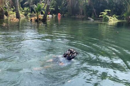 Seorang pengunjung yang mencoba wisata Snorkeling di Suruan Eco Park. [Foto:Diah Ayu/beritajatim.com]