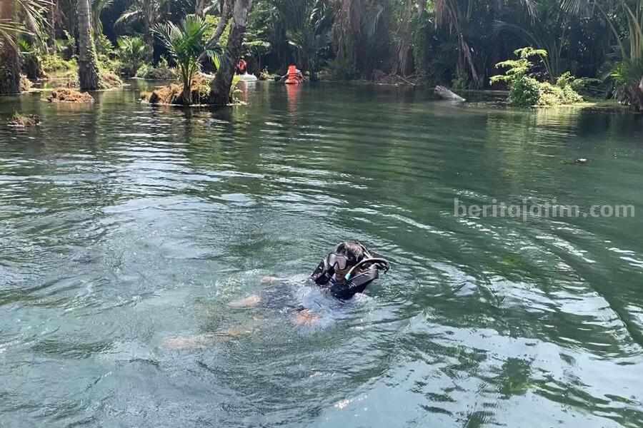 Seorang pengunjung yang mencoba wisata Snorkeling di Suruan Eco Park. [Foto:Diah Ayu/beritajatim.com]