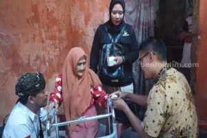 Kemensos Sigap Bantu Keluarga Lansia di Sukabumi yang Tinggal di Rumah Hampir Ambruk Kemensos Sigap Bantu Keluarga Lansia di Sukabumi yang Tinggal di Rumah Hampir Ambruk