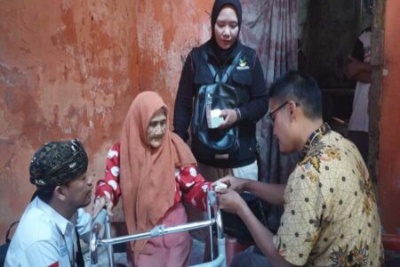Kemensos Sigap Bantu Keluarga Lansia di Sukabumi yang Tinggal di Rumah Hampir Ambruk