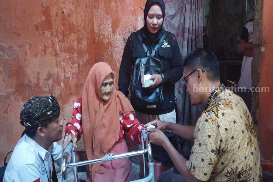 Kemensos Sigap Bantu Keluarga Lansia di Sukabumi yang Tinggal di Rumah Hampir Ambruk