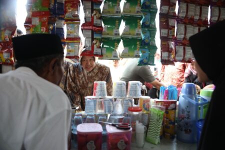 Bedah Rumah dan Warung Cuma 1 Jam, Lansia Pandeglang Terharu Dapat Bantuan Mensos Risma Mensos Risma berdialog dengan Waluyo (64), penerima bantuan Rumah Sejahtera Terpadu (RST) dan bantuan kewirausahaan di Kabupaten Pandeglang Banten, pada Jumat (14/6).