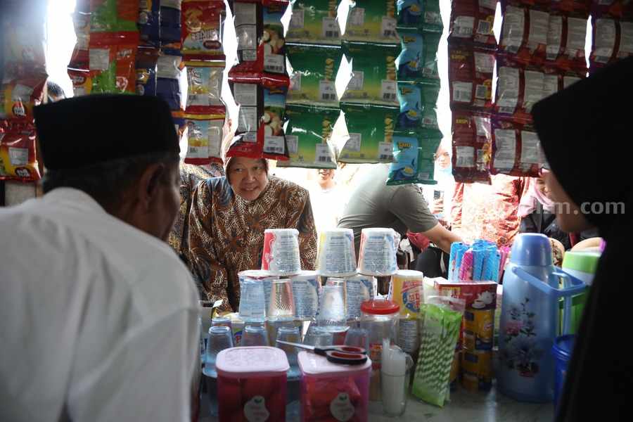Mensos Risma berdialog dengan Waluyo (64), penerima bantuan Rumah Sejahtera Terpadu (RST) dan bantuan kewirausahaan di Kabupaten Pandeglang Banten, pada Jumat (14/6).