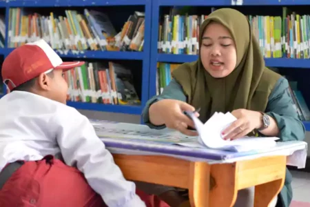 Poltekkes Kemenkes Malang Kampus 3 Blitar, bersama UPT Perpustakaan Proklamator Bung Karno Blitar, menggelar acara literasi bernama Mustikarasa di Desa Candirejo Kecamatan, Ponggok Kabupaten Blitar, Sabtu (7/6/2024). (Foto: Winanto/beritajatim.com)