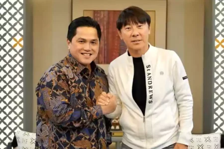 Potret Erick Thohir dan Shin Tae-Yong (STY) (dari kiri) sedang berjabat tangan. (Instagram/erickthohir)