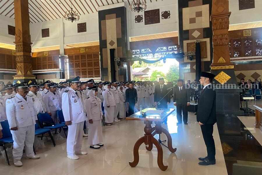 Bupati Tuban Aditya Halindra Faridzky saat memberikan SK terhadap Kades dalam rangka perpanjangan masa jabatan. [foto: Diah Ayu/beritajatim.com]