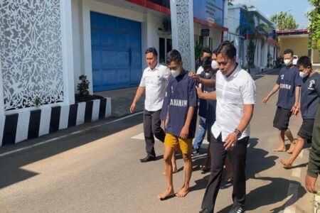 Tersangka kasus narkotika sabu-sabu yang berhasil diamankan oleh pihak Kepolisian Satresnarkoba Polres Tuban. [foto: Diah Ayu/beritajatim.com]