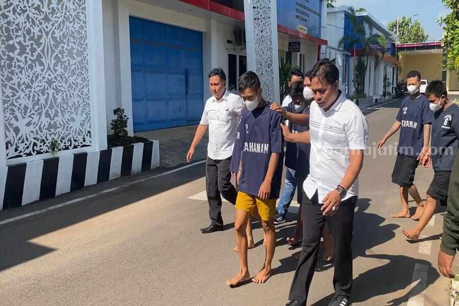 Tersangka kasus narkotika sabu-sabu yang berhasil diamankan oleh pihak Kepolisian Satresnarkoba Polres Tuban. [foto: Diah Ayu/beritajatim.com]