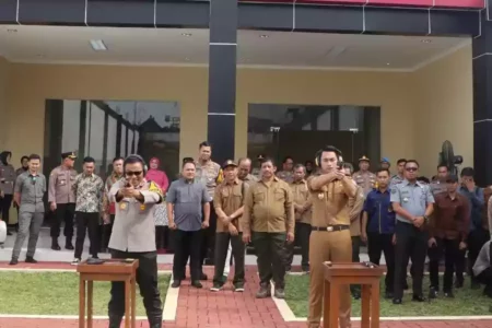 Kapolres Tuban AKBP Suryono bersama Bupati Tuban Aditya Halindra Faridzky saat mencoba latihan tembak. [Foto: Beritajatim.com/Diah]