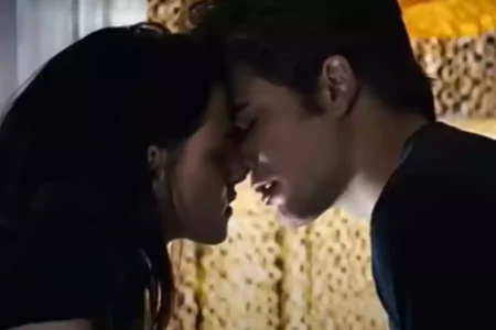 Edward (Robert Pattinson) dan Bella (Kristen Stewart) dalam Twilight. (Youtube/The Twilight Saga)