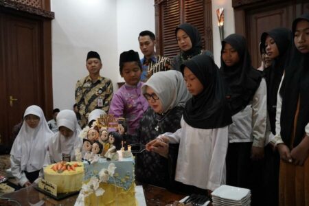 Bupati Tuban bersama ibunda Haeny Relawati Rini Widyastuti dalam perayaan momen ulang tahun yang ke-60. [foto:ist/beritajatim.com]