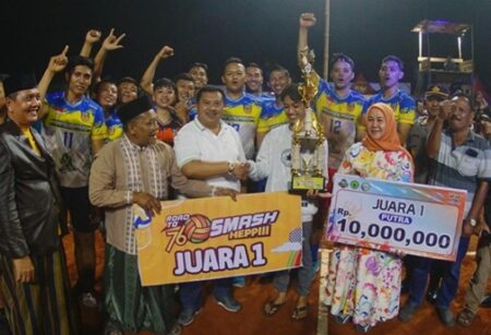 Ketua AKD Jombang Warsubi Serahkan Hadiah di Turnamen Bola Voli JMR 2024 foto beritajatim