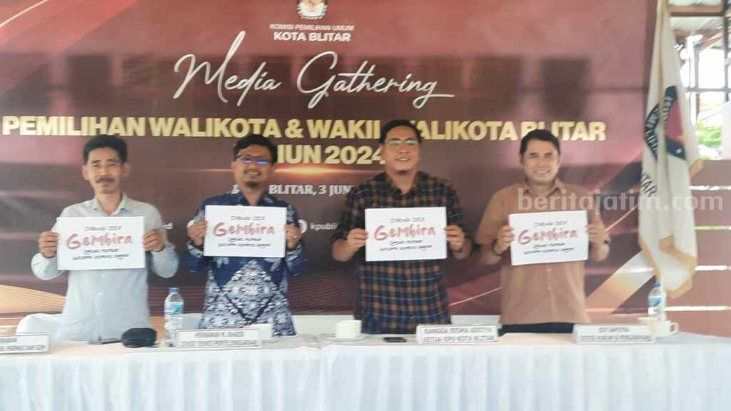 Komisioner KPU Kota Blitar saat mensosialisasikan tagline Pilwali Blitar, Rabu (5/6/2024) foto/Winanto