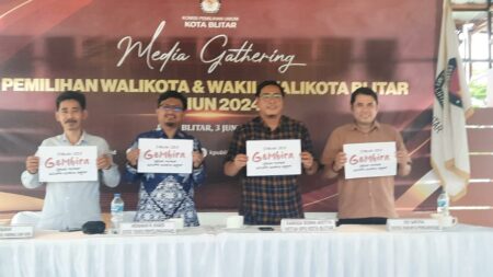 Komisioner KPU Kota Blitar saat mensosialisasikan tagline Pilwali Blitar, Rabu (5/6/2024) foto/Winanto