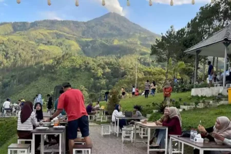 Warkop Trawas Buat Tempat Nongkrong Asik di Mojokerto Suasana kafe Aone Trawas di Mojokerto, Jawa Timur. (Instagram/aone_trawas)