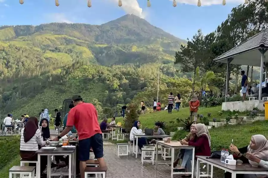 Tempat Nongkrong Viral di Trawas Mojokerto Ini Ada di Kaki Gunung Welirang Suasana kafe Aone Trawas di Mojokerto, Jawa Timur. (Instagram/aone_trawas)