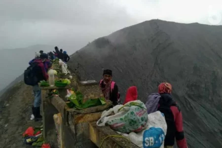 Budaya yang Mendunia: Tradisi Ikonik Indonesia yang Memikat Wisatawan Mancanegara foto beritajatim